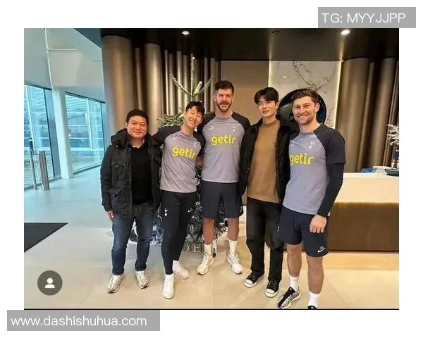 足球星兄弟情深：从竞技场到生活中的无尽支持与默契配合